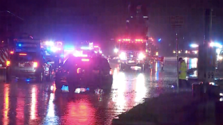 Tres personas fueron rescatadas y otras dos murieron durante rescates acuáticos en Moore, Oklahoma, el sábado por la noche.